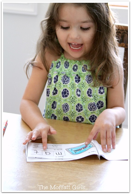 CVC Booklets are a FUN and interactive way to help students build, read and write simple CVC words for Preschool and Kindergarten!